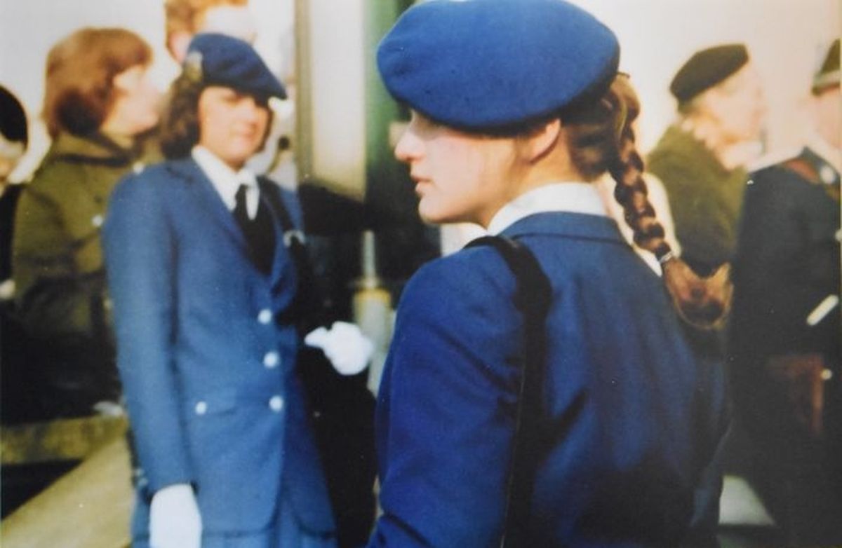 Gendarmerie-Kadettinnen mit Baskenmütze.