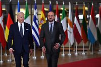 O presidente dos Estados Unidos junta-se ao presidente do Conselho Europeu, Charles Michel, à chegada ao encontro de líderes europeus