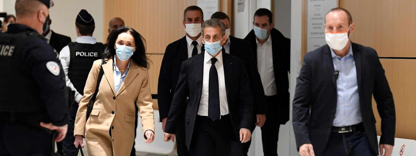 Nicolas Sarkozy, ehemaliger Präsident von Frankreich, trifft mit seiner Anwältin im Pariser Gerichtsgebäude ein.