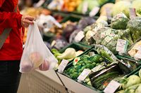 ARCHIV - 15.11.2019, Sachsen, Leipzig: Eine Kundin steht mit einem Mehrweg-Einkaufsnetz in der Obst- und Gemüseabteilung in einem Supermarkt.Volkswirte rechnen für das neue Jahr mit allmählich sinkenden Teuerungsraten. Die Mehrheit der Verbraucherinnen und Verbraucher sieht das anders. (zu dpa: «Umfrage: Mehrheit erwartet 2023 steigende Inflation») Foto: Jan Woitas/dpa-Zentralbild/dpa +++ dpa-Bildfunk +++