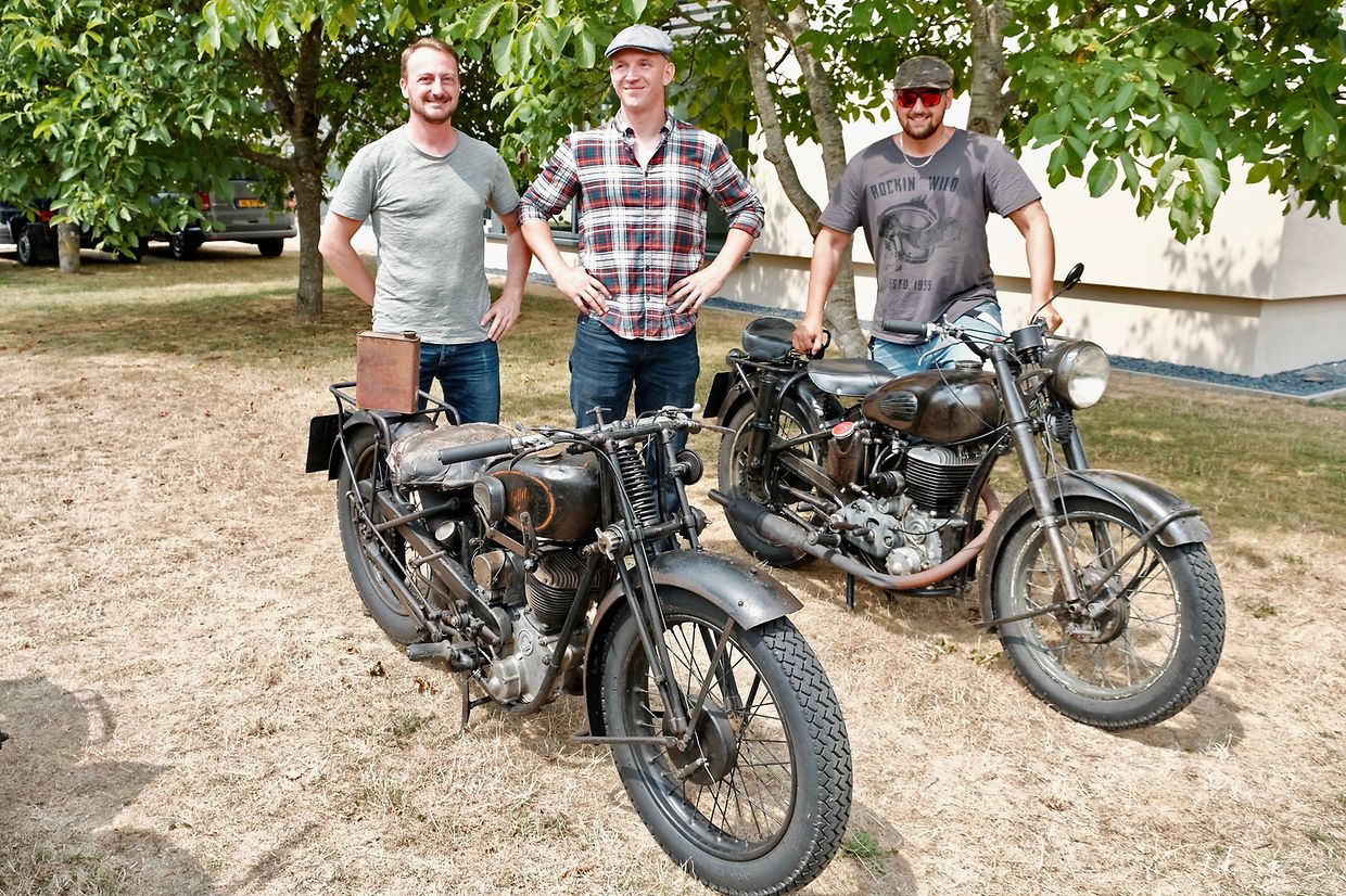 Da geht wohl einer der drei Herren zu Fuß nach Hause. Eine zivile Gillet 1937 (links) und eine militärische Gillet 1951 (rechts). 