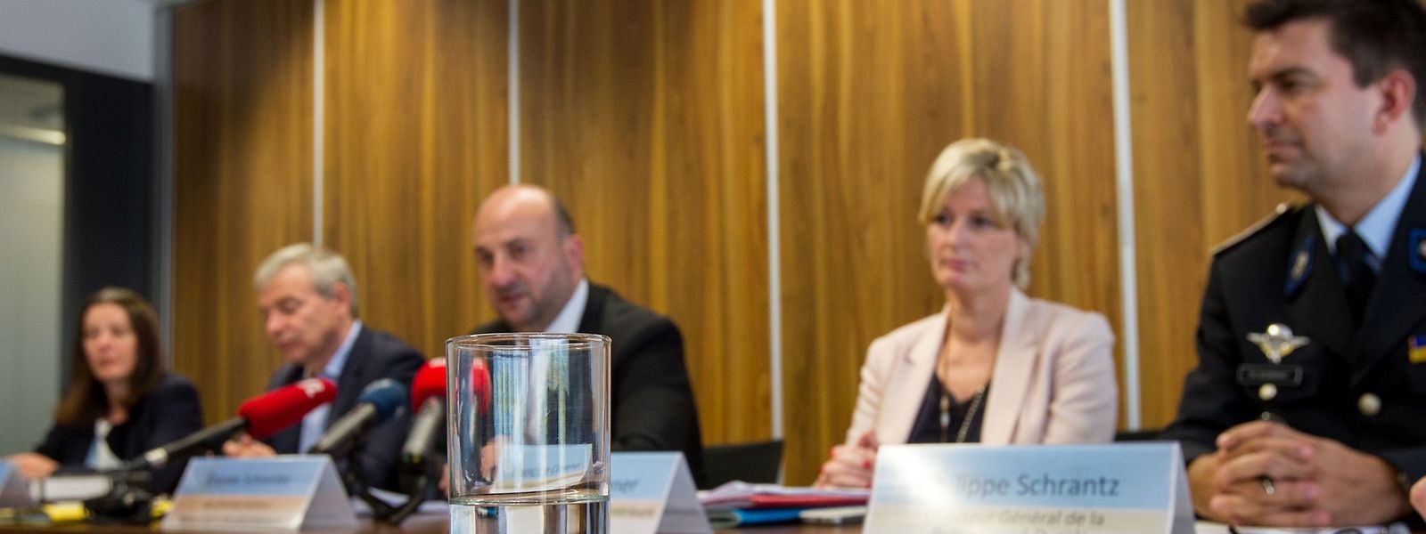 Innenminister Dan Kersch, Sicherheitsminister Etienne Schneider, Staatssekretärin Francine Closener und Polizeigeneraldirektor Philippe Schrantz stellten am Donnerstag das Gesetzesprojekt zu Polizeireform vor.