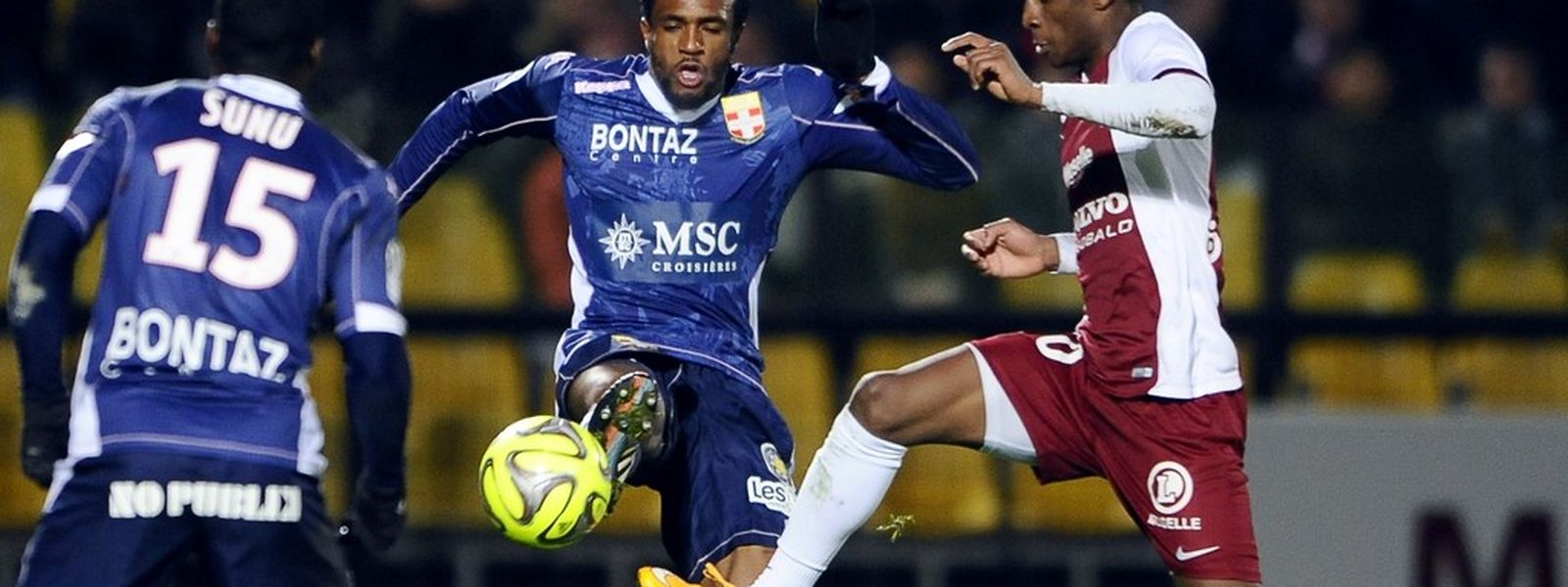 Bouna Sarr du FC Metz (à.d.) et Evian's Kassim Abdallah.