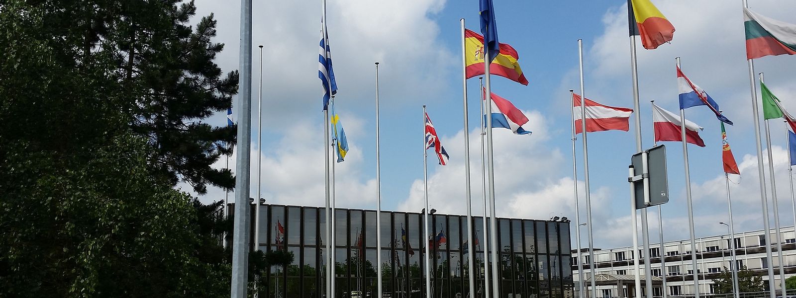 Au lendemain du référendum ayant conduit au Brexit, le drapeau britannique flotte toujours sur le parvis des diverses institutions européennes établies à Luxembourg-Kirchberg.