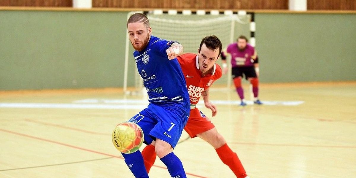 Bryan Freitas (en bleu) et l'US Esch ont subi la loi du FC Differdange 03 de Nuri Chavel Pereira
