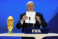 ARCHIV - 02.12.2010, Schweiz, Zürich: Joseph Blatter, damals FIFA Präsident, hält einen Zettel mit der Aufschrift «Katar» während der Bekanntgabe des Ausrichters der Fußball-WM 2022. (zu "dpa-Themenpaket zur Fußball-Weltmeisterschaft 2022 in Katar") Foto: Walter Bieri/KEYSTONE/dpa +++ dpa-Bildfunk +++