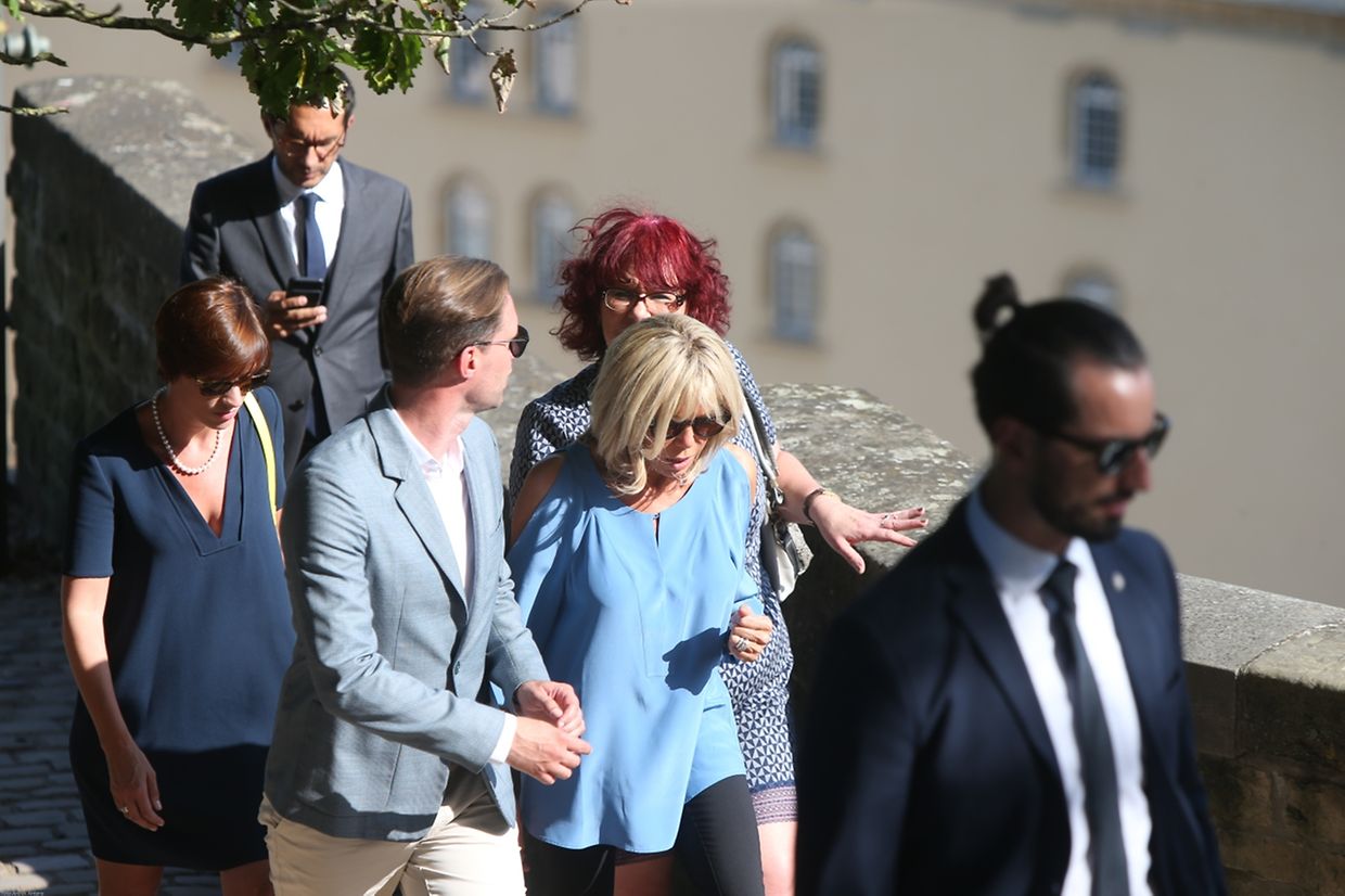 Gauthier Destenay, Brigitte Macron et Amélie Derbaudrenghien se promènent à Luxembourg