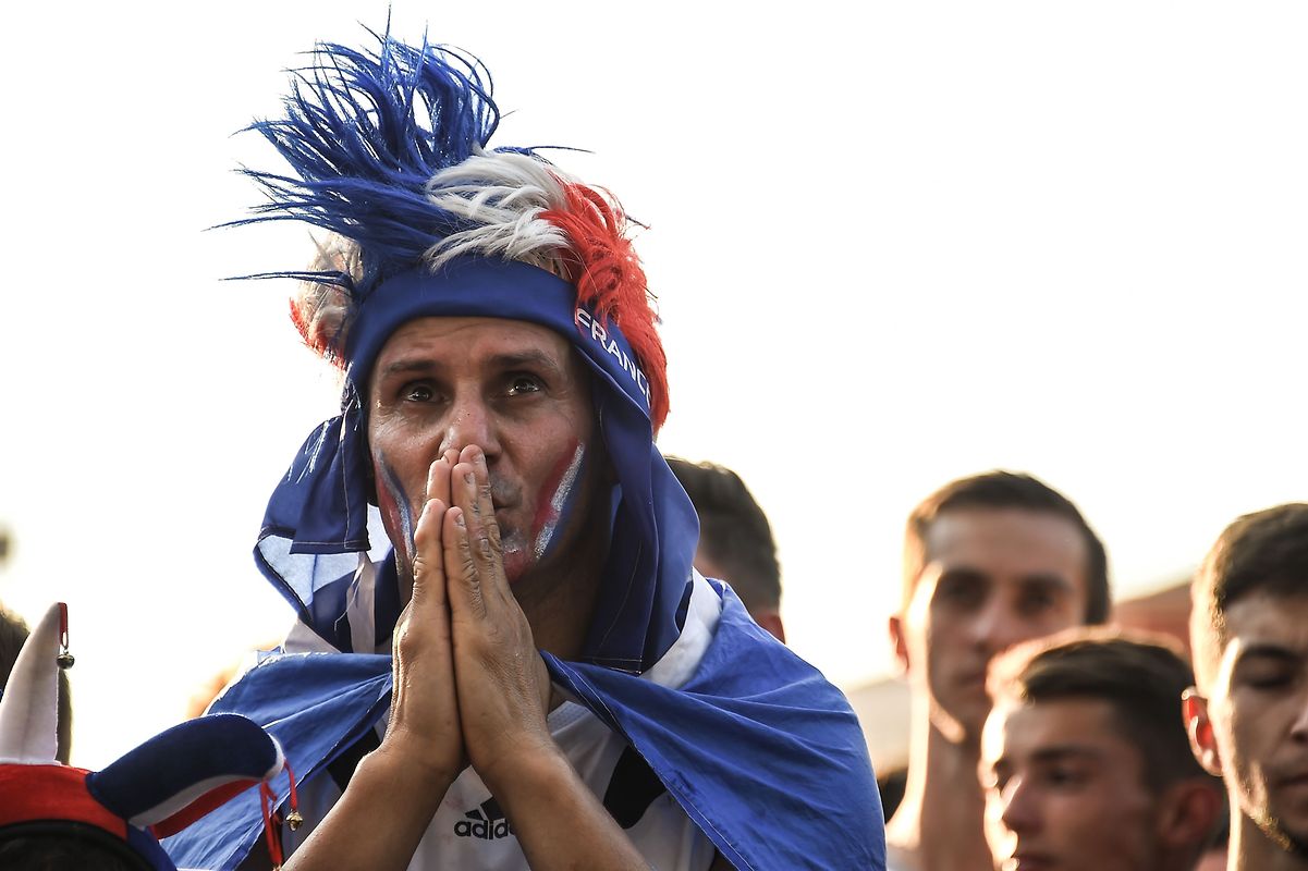 Lange musste dieser verkleidete französische Fan in Montpellier um die Finalteilnahme bangen.