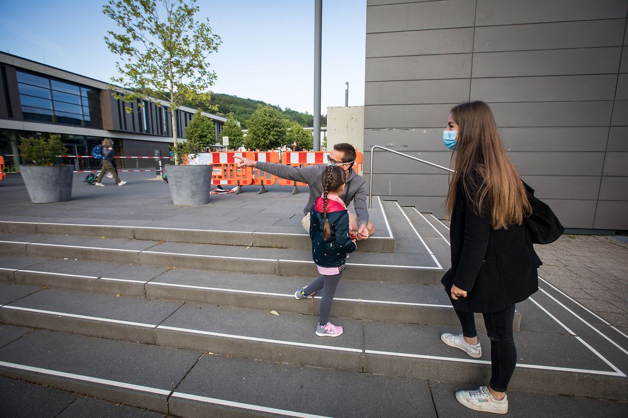 Eltern sowie Kinder folgten den Hinweisen des Lehrpersonals.
