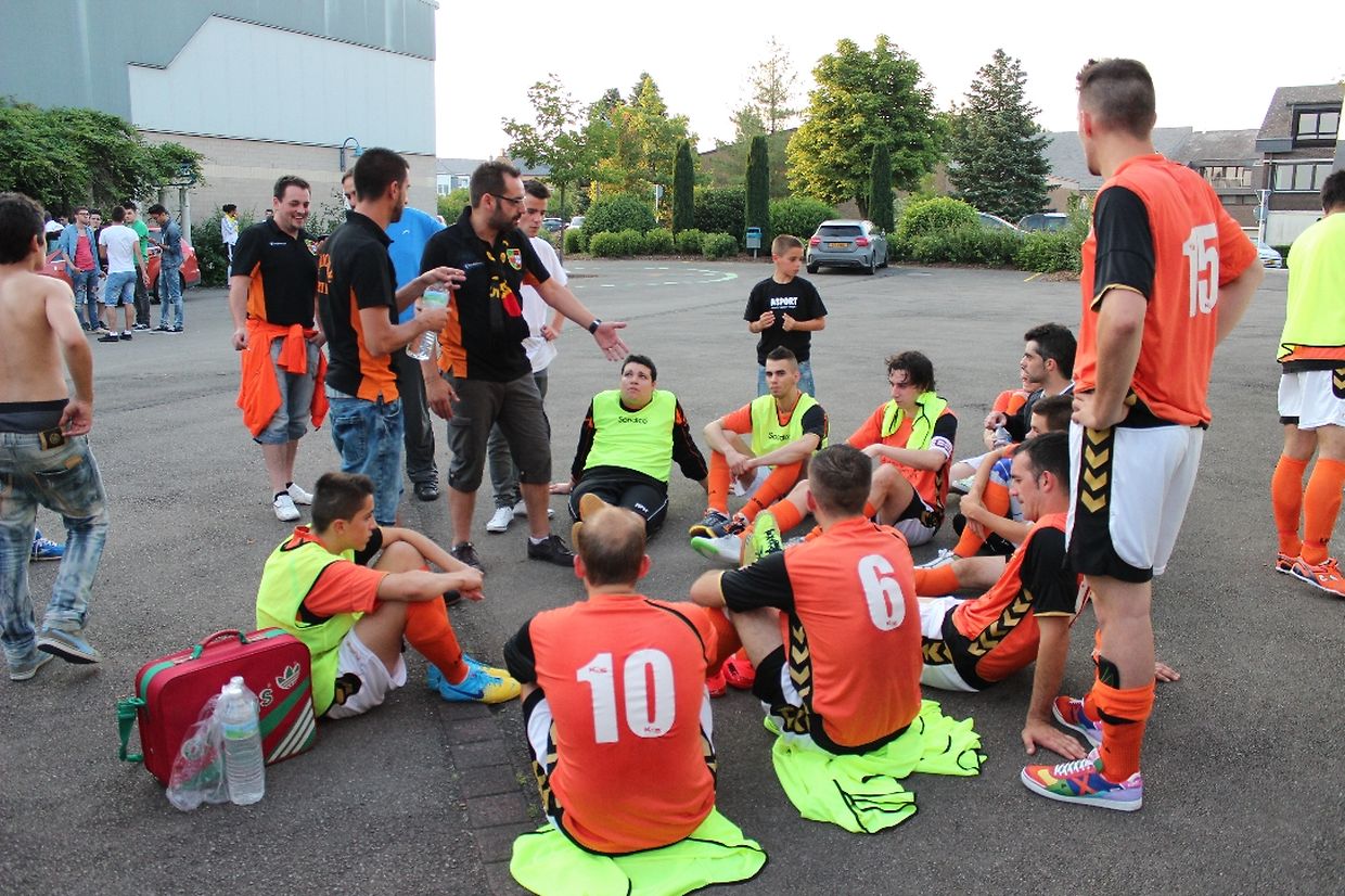 Ao intervalo a Amicale veio apanhar ar para refrescar as ideias