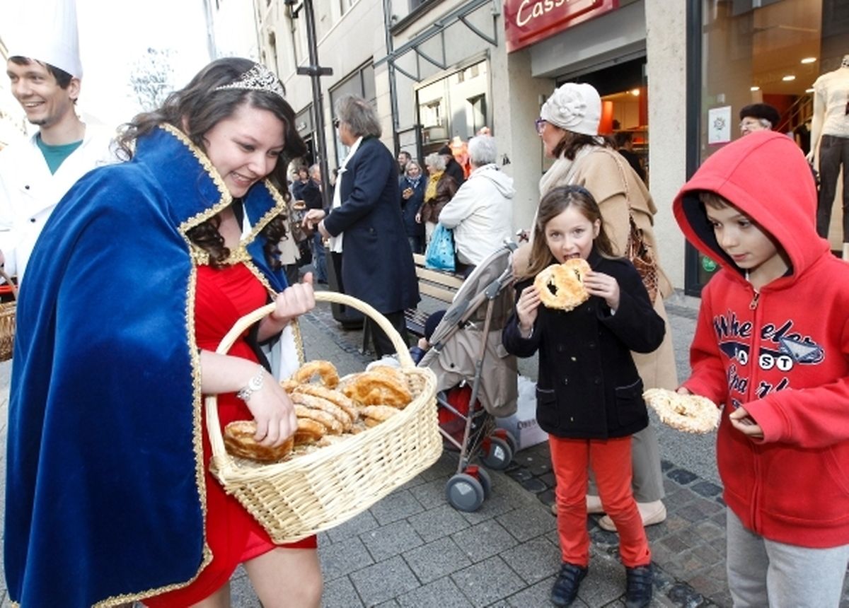 'Pretzel Queen' hands out pretzels on Bretzelsonndeg 2016 (Guy Jallay)