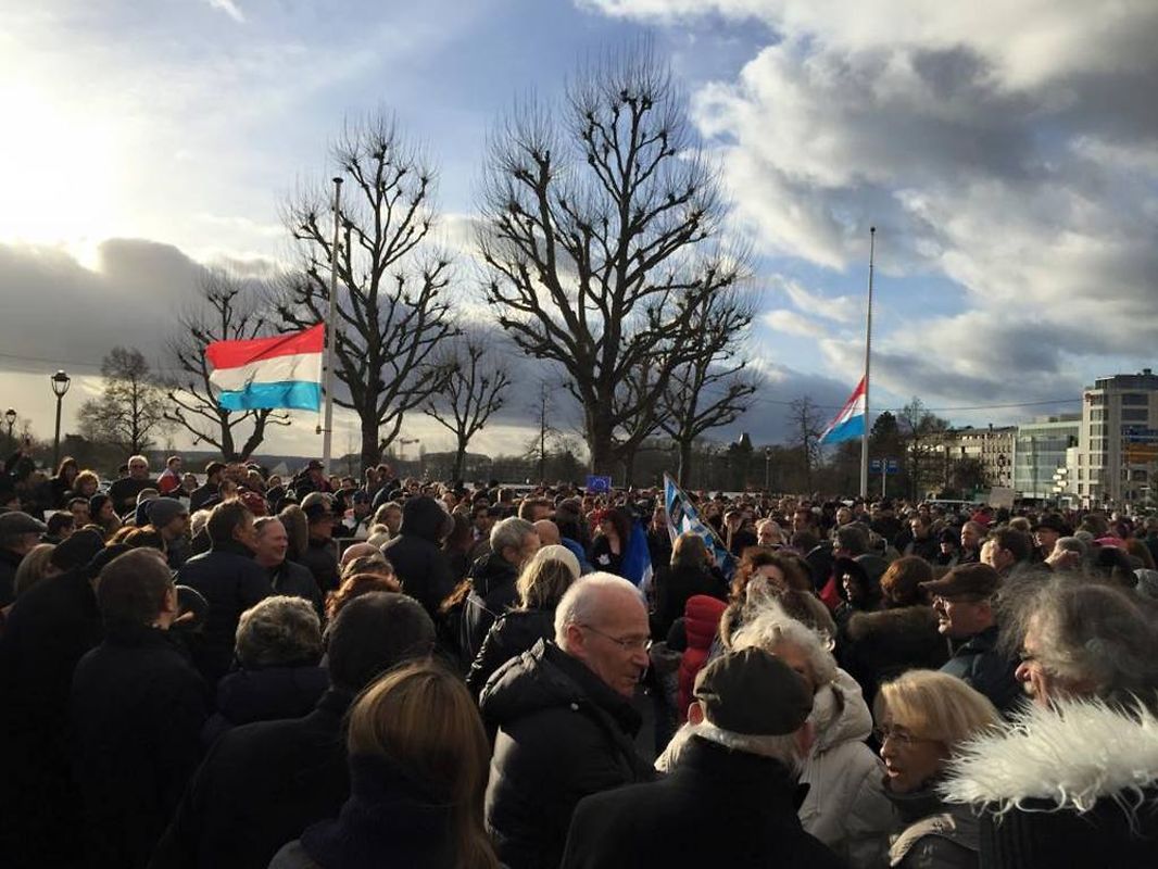 Rassemblement sur la place de la Constitution à Luxembourg-ville en hommage aux victimes des 17 personnes tuées cette semaine par trois jihadistes français.