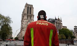 An die 400 Feuerwehrkräfte waren an den Löscharbeiten an der Pariser Kathedrale beteiligt.