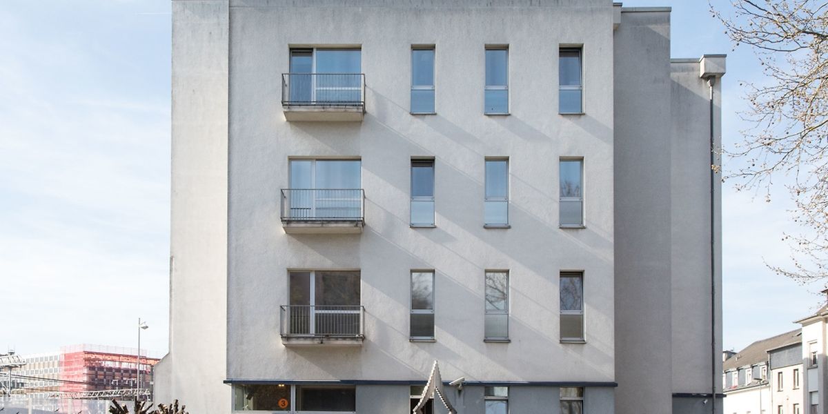 Das dreistöckige Gebäude am hauptstädtischen Dernier Sol war früher ein Speditionshaus. Neben den Schlafsälen gibt es eine Kantine, einige Gemeinschaftsräume, zwei Waschräume, ein Atelier und Büros. 