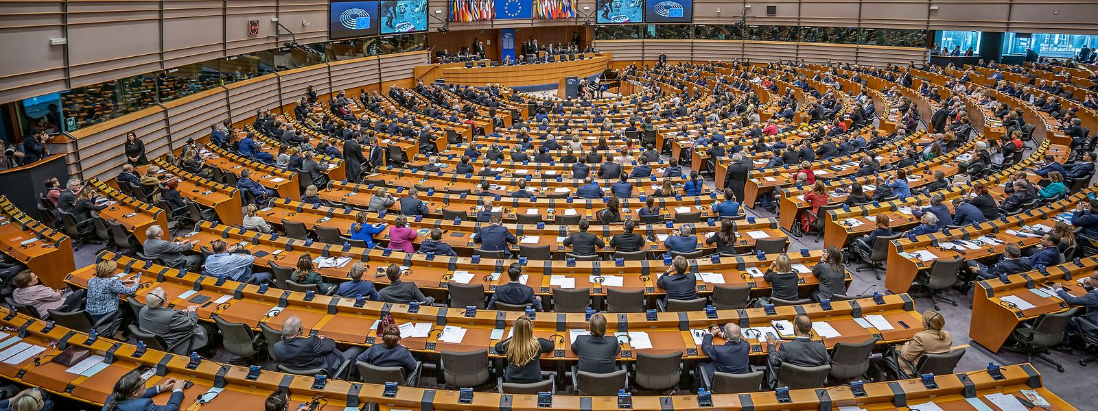 Die Mitglieder des Europäischen Parlaments sind im Plenarsaal in Brüssel versammelt. 