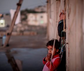 WAZ KNH Libanon - Weihnachts-Spendenaktion 2014 - Jamil, 12 Jahre, Flüchtlingsjunge aus Syrien, zeigt sein Zuhause, zwei Zimmer in einem Rohbau, in dem er mit neun Geschwistern und seinen Eltern lebt. 18.11.14 in Baaquline. foto: Jakob Studnar - WAZ - fotopool