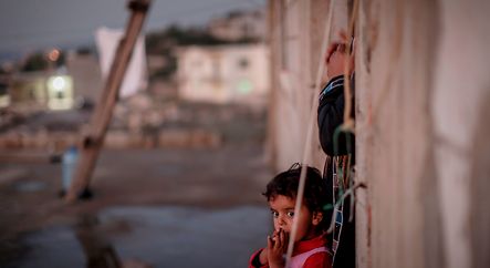 WAZ KNH Libanon - Weihnachts-Spendenaktion 2014 - Jamil, 12 Jahre, Flüchtlingsjunge aus Syrien, zeigt sein Zuhause, zwei Zimmer in einem Rohbau, in dem er mit neun Geschwistern und seinen Eltern lebt. 18.11.14 in Baaquline. foto: Jakob Studnar - WAZ - fotopool