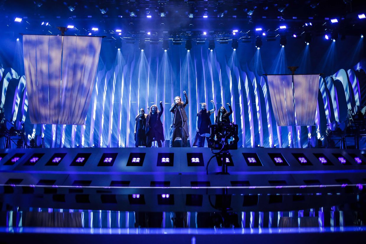 HANDOUT - Aufnahmedatum unbekannt: Portugal, Lissabon: Jonas Flodager Rasmussen (M), Sänger der dänsichen Band "Rasmussen", tritt mit seiner Band bei einer Probe zum Eurovision Song Contest 2018 auf. (zu dpa: «Rasmussen der Wikinger»: Dänemark beim ESC im Historien-Hype» vom 09.05.2018) Foto: Andres Putting/Danish Delegation Eurovision 2018/dpa - ACHTUNG: Nur zur redaktionellen Verwendung im Zusammenhang mit einer Berichterstattung über den ESC 2018 und nur mit vollständiger Nennung des vorstehenden Credits +++ dpa-Bildfunk +++