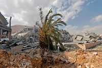 This picture taken on April 14, 2018 shows the wreckage of a building described as part of the Scientific Studies and Research Centre compound in the Barzeh district, north of Damascus, during a press tour organised by the Syrian information ministry.
The United States, Britain and France launched strikes against Syrian President Bashar al-Assad's regime early on April 14 in response to an alleged chemical weapons attack after mulling military action for nearly a week. Syrian state news agency SANA reported several missiles hit a research centre in Barzeh, north of Damascus, "destroying a building that included scientific labs and a training centre". / AFP PHOTO / Louai Beshara