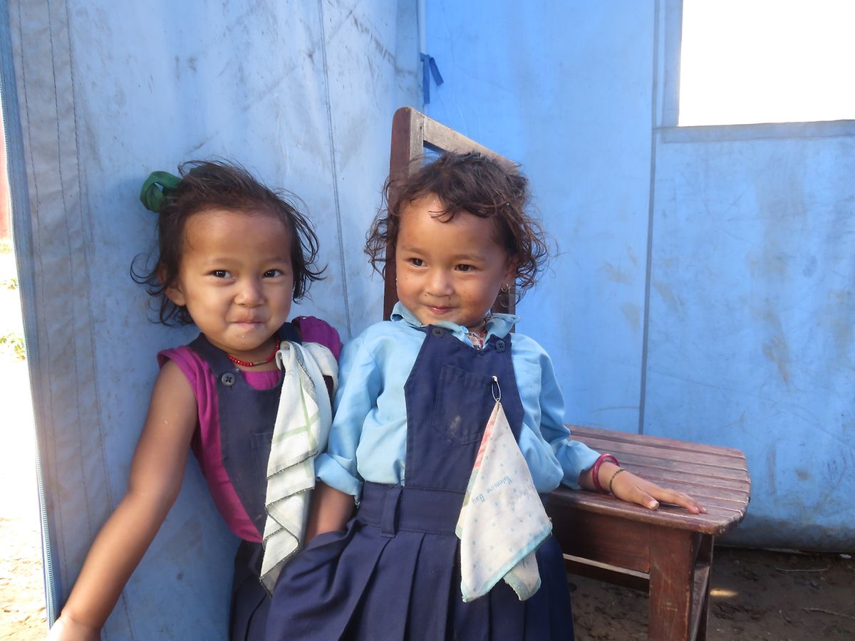 Schulmädchen in Lalitpur nach dem Erdbeben.