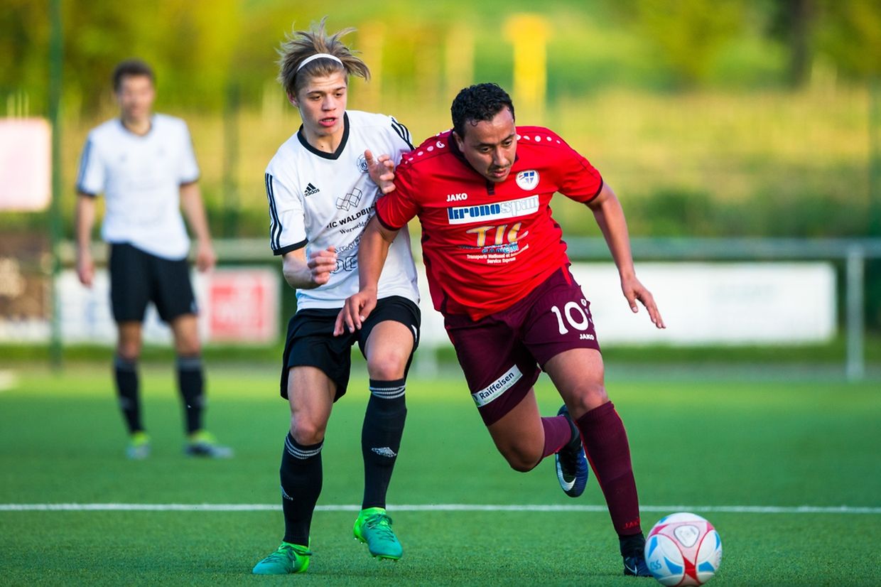 Noa Block à la poursuite de Hakim Boutarene. Sanem a battu Wormeldange 3-2.
