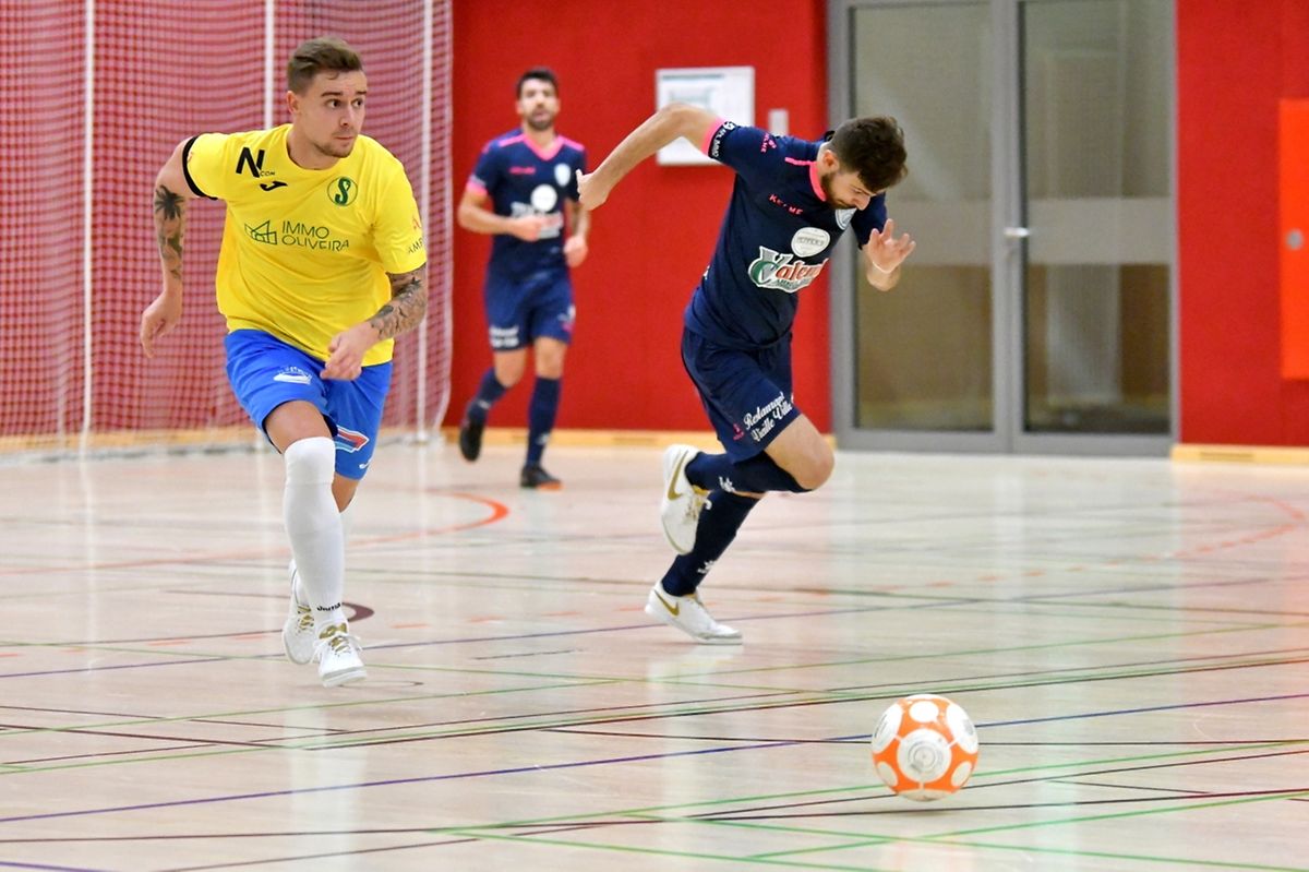 Stéphane Marques (Samba 7 Futsal Niederkorn) tente d'échapper à Rafael Dos Reis, mais le Racing Futsal Luxembourg va s'imposer largement.