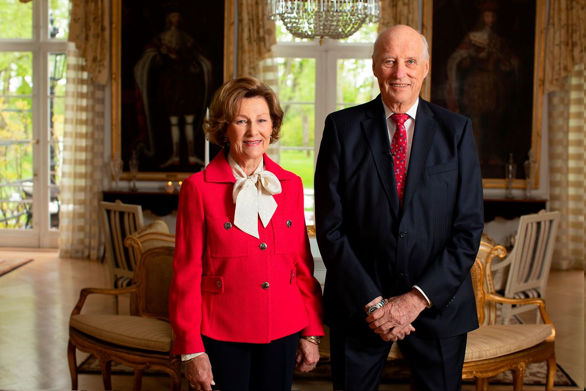 Aufnahme aus dem Jahr 2020: König Harald V. von Norwegen und seine Frau, Königin Sonja, stehen im Gartenzimmer des königlichen Anwesens.