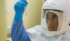 HANDOUT - 22.01.2020, Peru, Lima: Ein Experte bereitet sich auf die Einführung einer Diagnose des Coronavirus in Peru vor. Die chinesische Regierung hat die besonders schwer von der durch den Coronavirus ausgelösten neuen Lungenkrankheit betroffene Millionenmetropole Wuhan praktisch abgeriegelt. Foto: GATO/Minsa/Agentur Andina/dpa - ACHTUNG: Nur zur redaktionellen Verwendung und nur mit vollständiger Nennung des vorstehenden Credits +++ dpa-Bildfunk +++