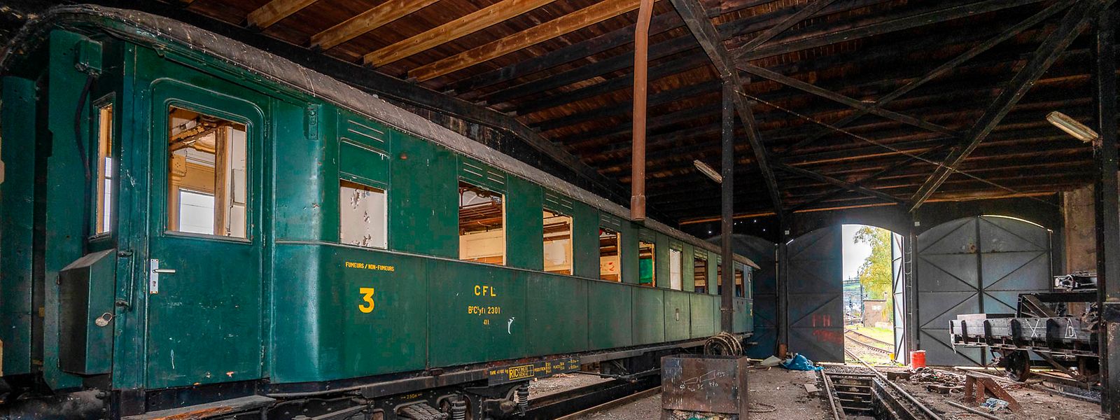 In dem historischen Gebäude fanden die Ingenieure Zeitzeugen aus mehreren Jahrzehnten Eisenbahngeschichte, wie diesen Wegmann-Personenwagen. 