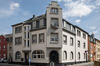 In diesem Haus in Bettemburg hat die Kirchenfabrik Bettemburg mit staatlichen Geldern sieben Studentenwohnungen gebaut. Dort befindet sich auch das Sekretariat der Pfarrei Bettemburg-Frisingen.