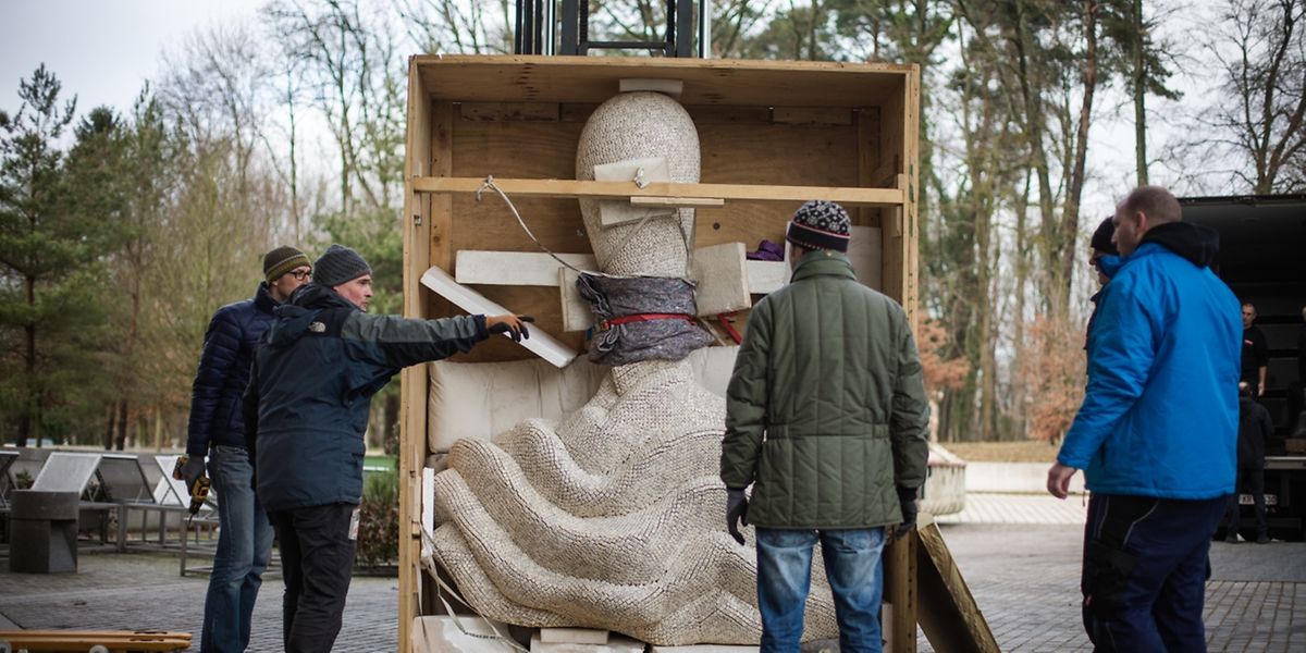 Bei aller Schwere doch fragil und – nicht zuletzt – richtig teuer: Tony Craggs Skulpturen müssen mit viel Sorgfalt ausgeladen werden. 
