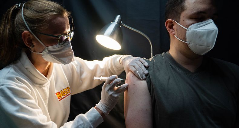 17.07.2021, Bayern, Erlangen: In einem Impfzelt beim Open-Air-Festival "Kulturinsel Wöhrmühle" in Erlangen verabreicht Lucy (l) vom Arbeiter-Samariter-Bund (ASB) Lukas (r) eine Corona-Schutzimpfung mit dem Impfstoff von Biontech. Durch Impfangebote bei Veranstaltungen sollen die Impfstoffe zu den Menschen gebracht werden. Foto: Nicolas Armer/dpa +++ dpa-Bildfunk +++