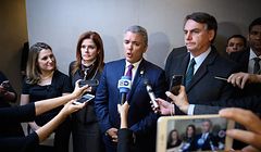 Die kanadische Außenministerin Chrystia Freeland, die peruanische Vizepräsidentin Mercedes Araoz, der kolumbianische Präsident Ivan Duque and der brasilianische Präsident Jair Bolsonaro (v.l.) vor der Presse in Davos.