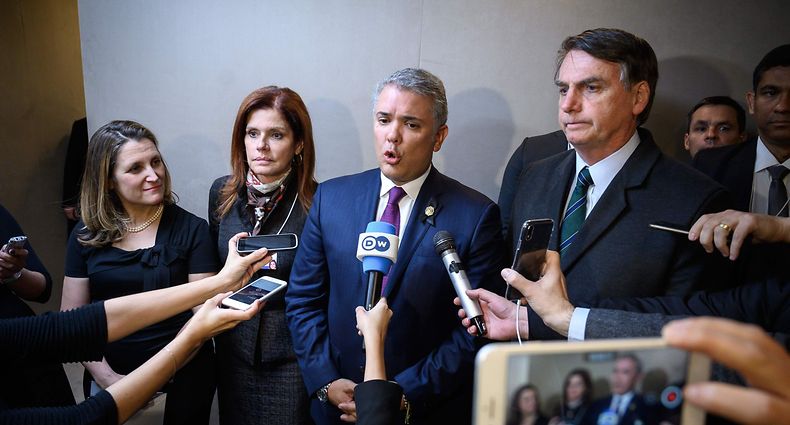 Die kanadische Außenministerin Chrystia Freeland, die peruanische Vizepräsidentin Mercedes Araoz, der kolumbianische Präsident Ivan Duque and der brasilianische Präsident Jair Bolsonaro (v.l.) vor der Presse in Davos.