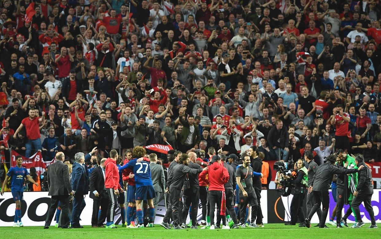 Players of Manchester United celebrate with fans after the UEFA Europa League final football match Ajax Amsterdam v Manchester United on May 24, 2017 at the Friends Arena in Solna outside Stockholm. / AFP PHOTO / Jonathan NACKSTRAND