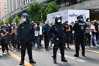 29.08.2020, Berlin: Teilnehmer einer Gegendemonstration einer Kundgebung gegen die Corona-Maßnahmen stehen der Polizei gegenüber. Foto: Paul Zinken/dpa +++ dpa-Bildfunk +++