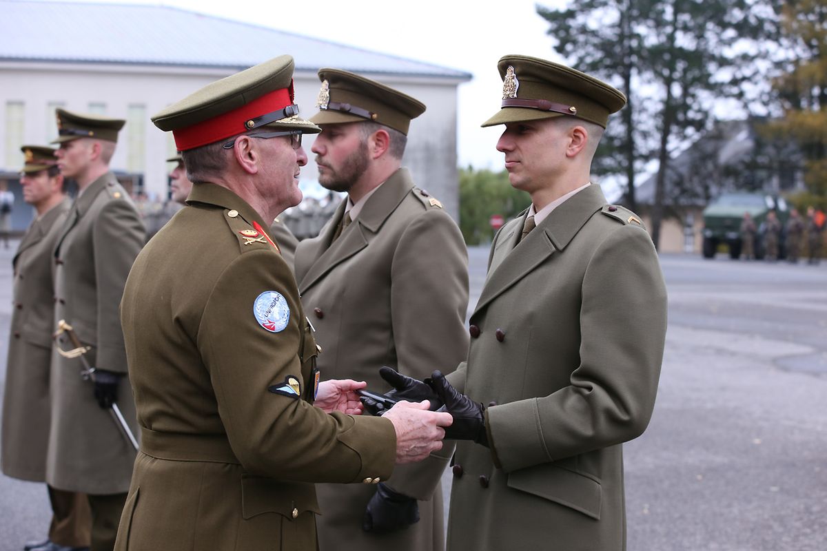 Armeechef Alain Duschène übergibt das Ehrenschwert an Caporal Julien Klaedtke.