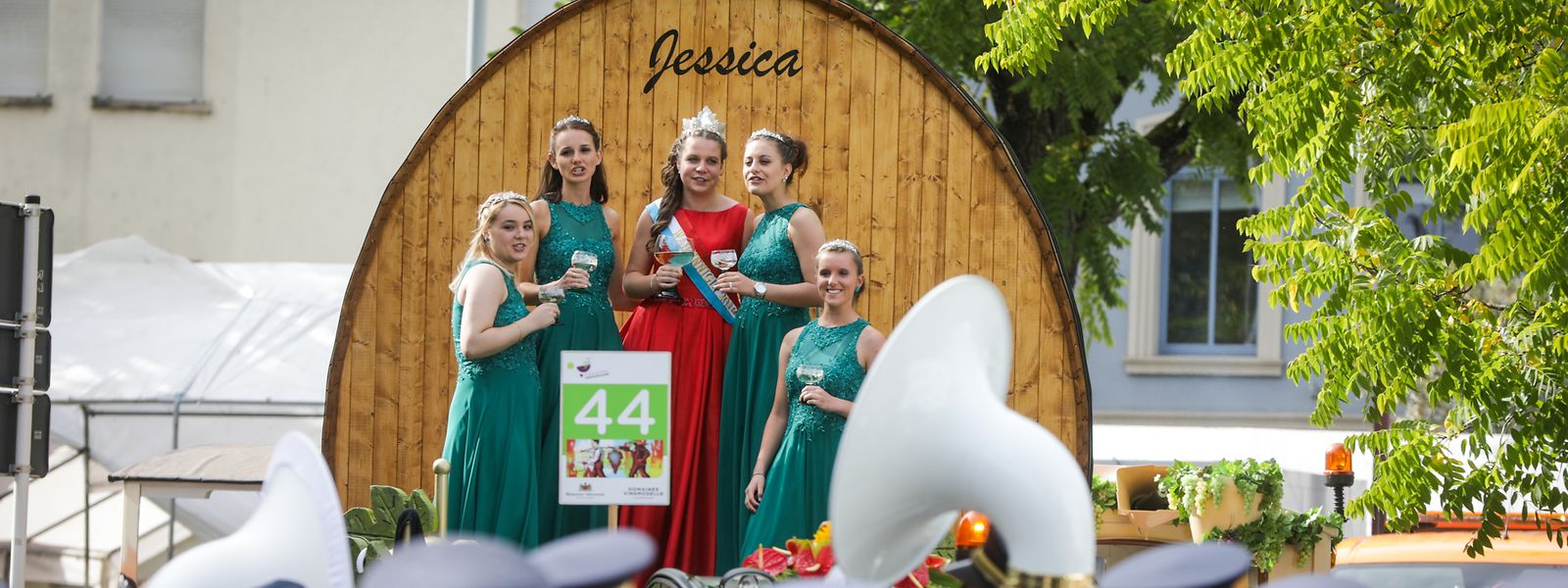 Die neue Weinkönigin Jessica und ihre Prinzessinnen beim Umzug.