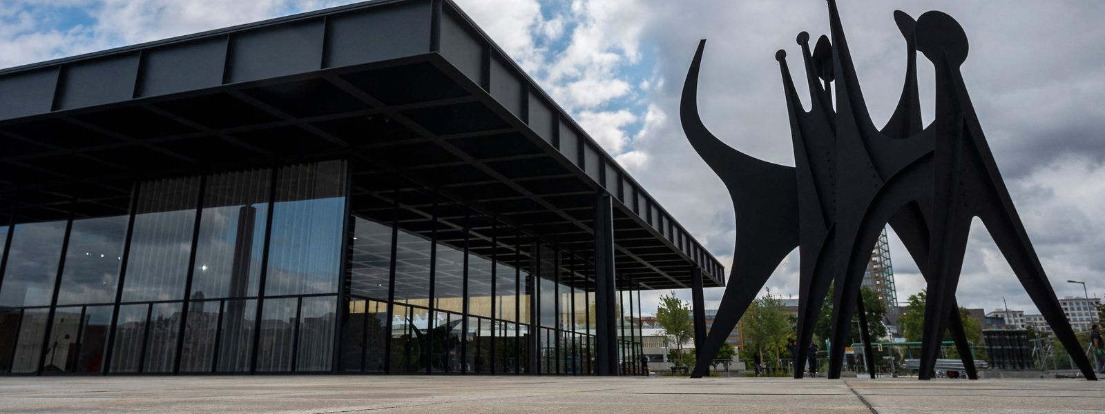 "Tetes et Queue" von Alexander Calder steht vor dem Gebäude.