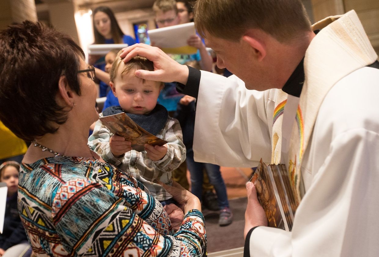Andacht mit Segnung der Kinder und Eltern.