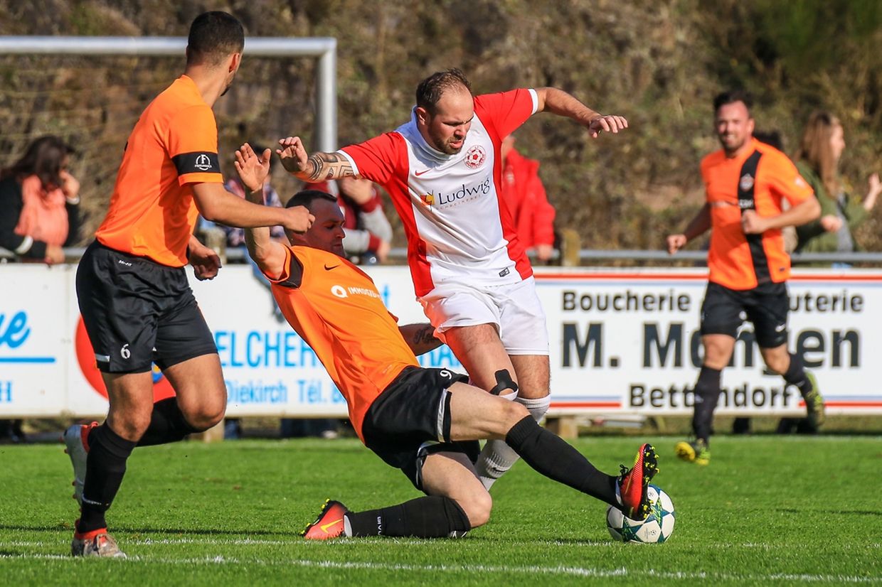 Jose Rodrigues (Vianden) tente de freiner la progression de Tom Scheier (Bastendorf)
