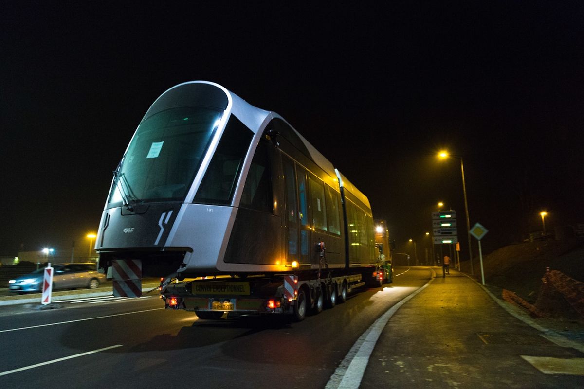 Per Schwertransport erreichen die zwei Straßenbahn-Teilstücke ihren Bestimmungsort in Kirchberg.