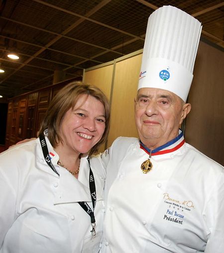 Mit Kochlegende Paul Bocuse versteht sich Léa Linster gut. Dass es ihr schon Ende der 80er-Jahre als Frau gelang, den Wettbewerb des „Bocuse d'Or“ zu gewinnen war eine Sensation. 