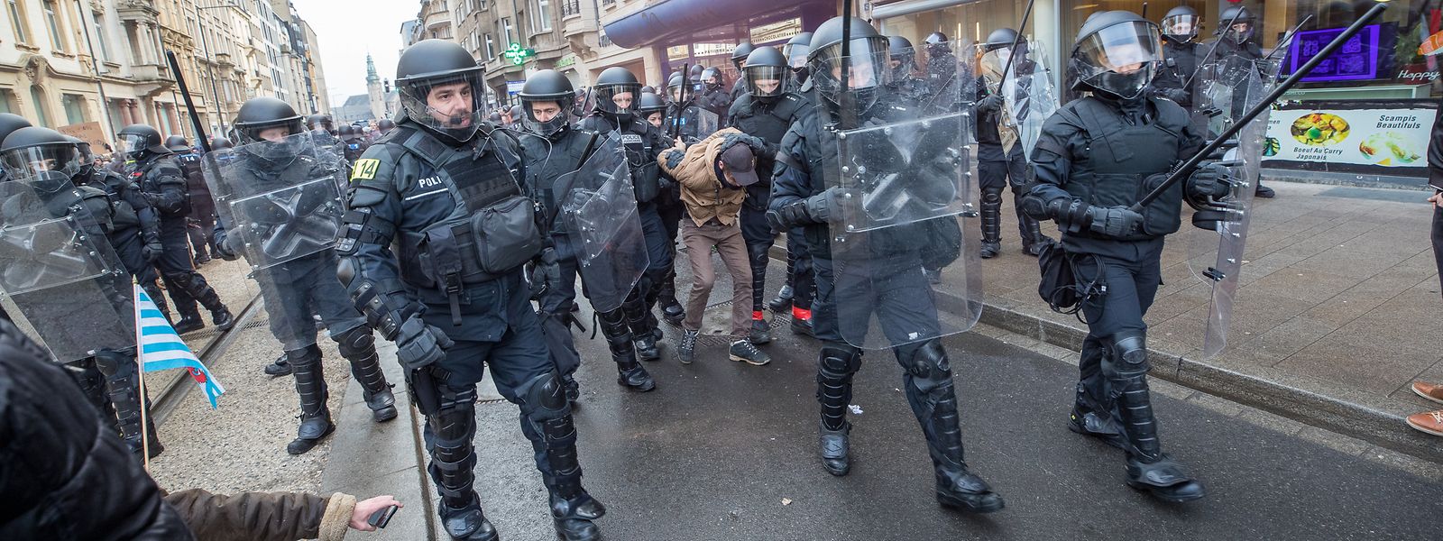 31 Personen waren bei der Demonstration am Samstag vorübergehend festgenommen worden. 
