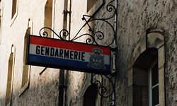 Die Antwort auf die Frage "Cui produit?" fällt den Ermittlern inzwischen leicht: den Ordnungshütern.