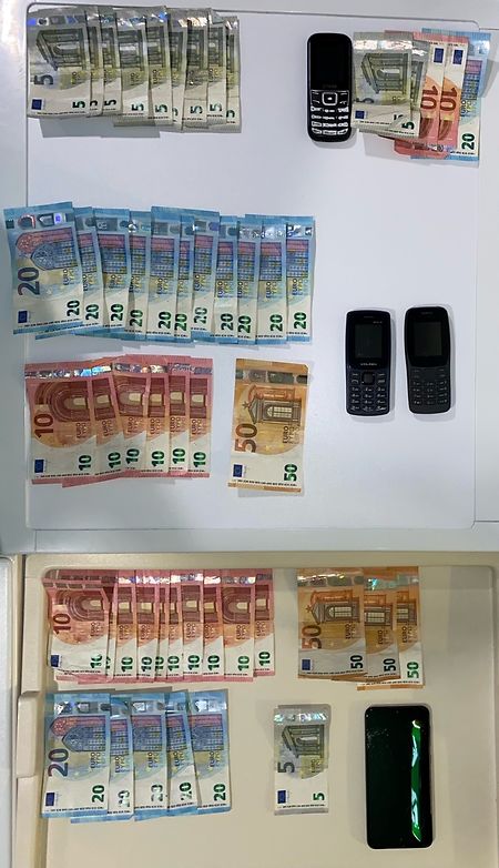 Die Polizei stellte mehrere Mobiltelefone und Bargeld sicher.