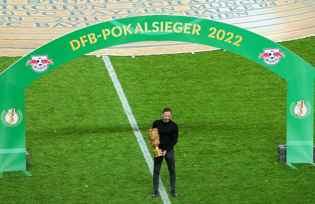 Trainer Domenic Tedesco mit dem Pokal.