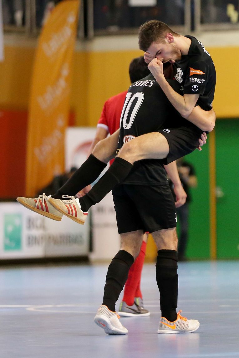 Carlos Soares (FC Münsbach #10) freut sich mit Rafael dos Reis (ALSS Munsbach #11).
