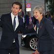 19.09.2018, Österreich, Salzburg: Sebastian Kurz (l), Bundeskanzler von Österreich, spricht mit Theresa May, Premierministerin von Großbritannien, auf dem informellen EU-Gipfel in Salzburg. Foto: Franz Neumayr/APA/dpa +++ dpa-Bildfunk +++