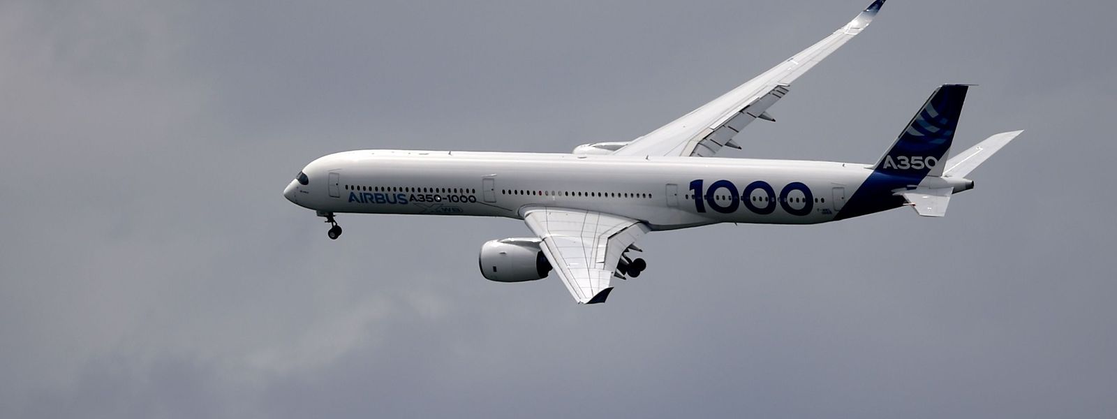 Ein Airbus A350-1000 beim Überflug des Geländes im französischen Le Bourget.